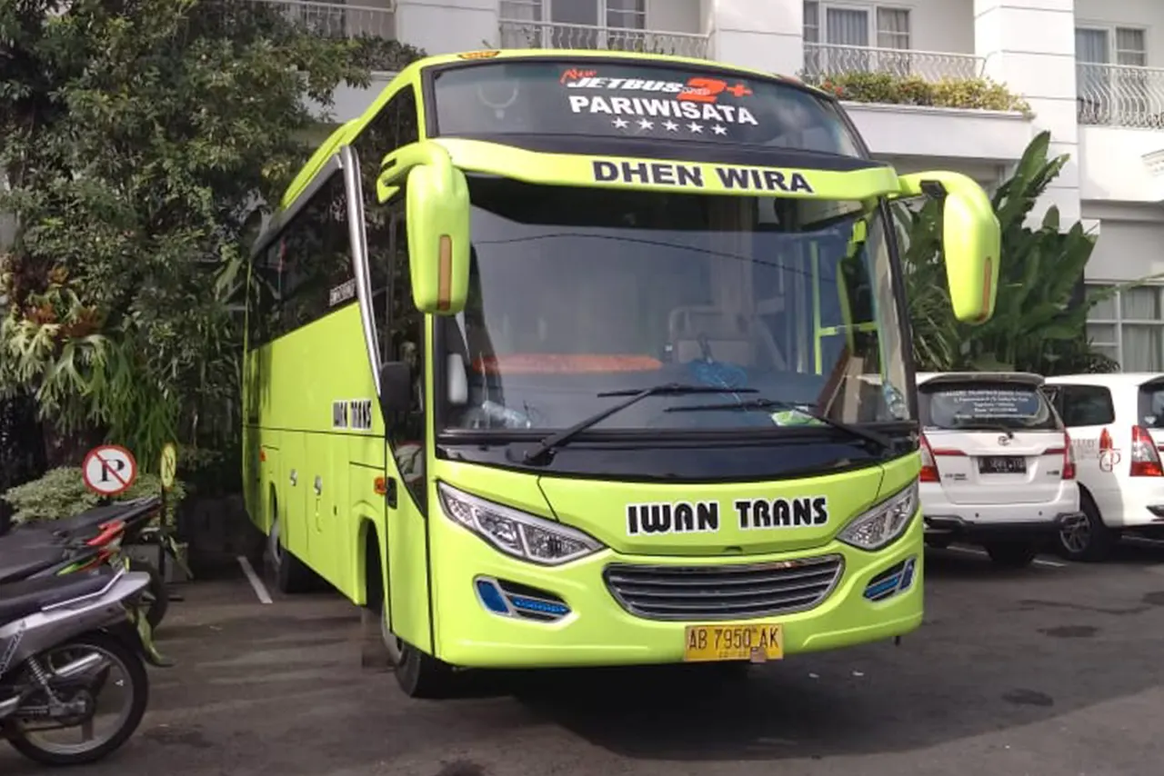 Bus Medium MHD - 31 Seat